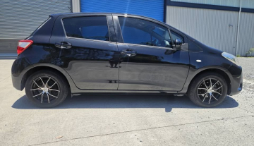 2017 Auto Toyota Yaris with low kms and easy finance 5.jpg